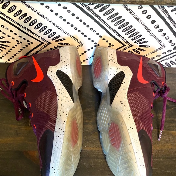 Nike LeBron XIII size 6Y - Picture 4 of 7